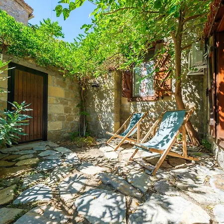 Mavras Tas Odalar Küçükkuyu