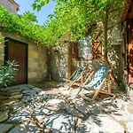Mavras Tas Odalar Küçükkuyu