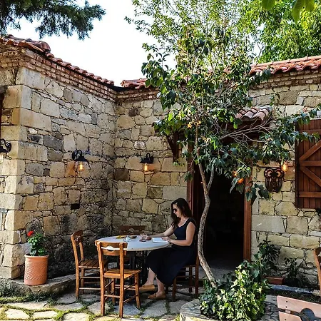 Mavras Tas Odalar