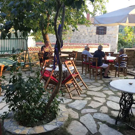 Mavras Tas Odalar